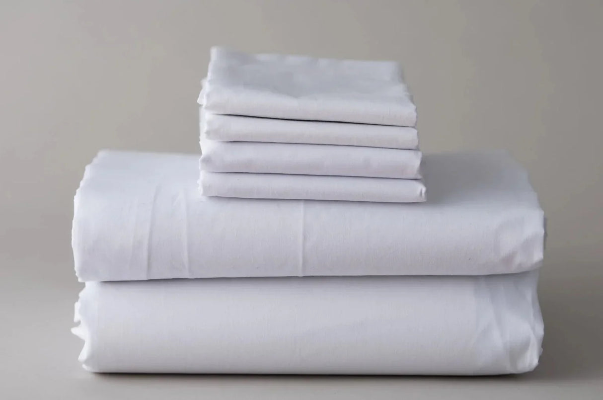 Product photo of bed sheet set. Product features pillowcases, flat sheets, bed sheets and fitted sheets. High quality linen. White background.
