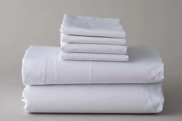 Product photo of bed sheet set. Product features pillowcases, flat sheets, bed sheets and fitted sheets. High quality linen. White background.